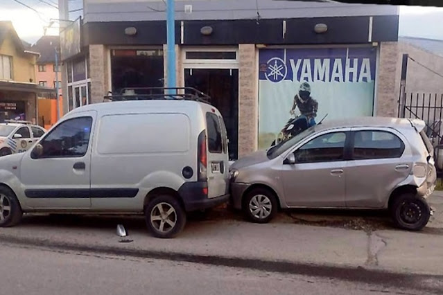 Borracho choco vehiculos estacionado en la madrugada en Ushuaia