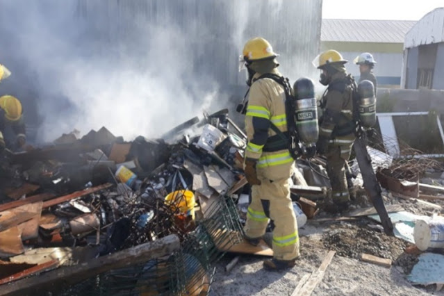 Incendio en el exterior de una gamela