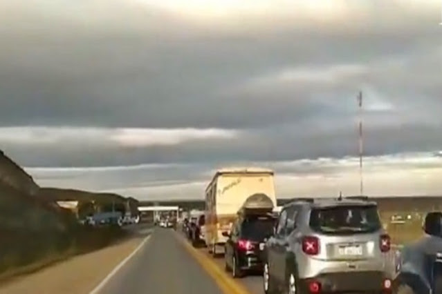 Demora y fila en la frontera, funcionario culpo a la gente que llega temprano