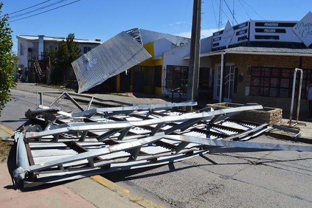 El viento arranco el techo de una vivienda