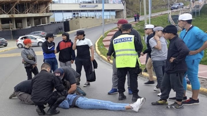 Una joven ciclista lesionada el caerse en la bajada del Centenario
