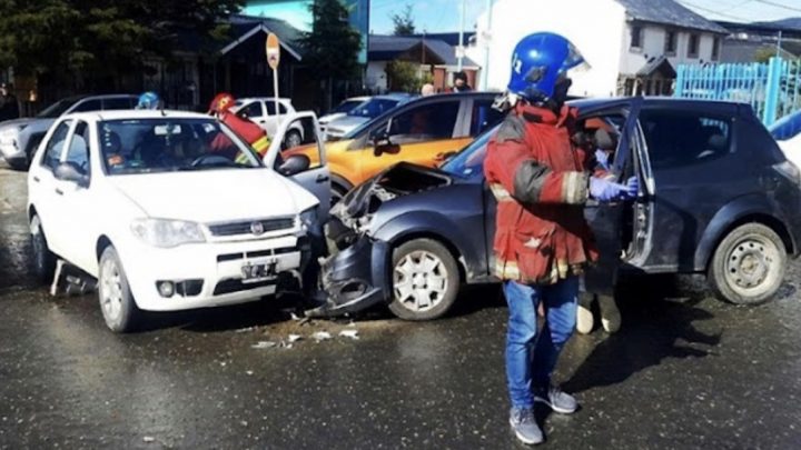 Choque con las dos conductoras trasladadas al Hospital