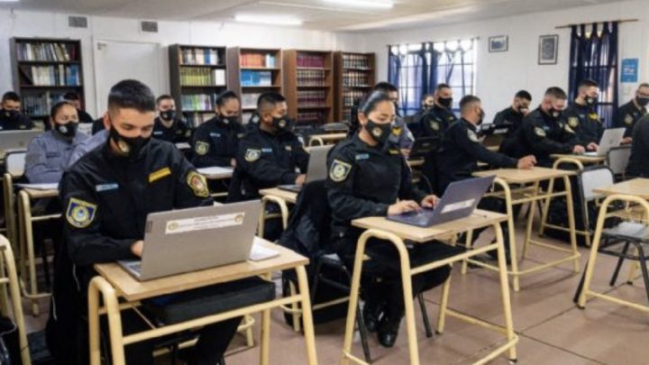 Cadetes aspirantes a oficiales reciben capacitación sobre entornos virtuales