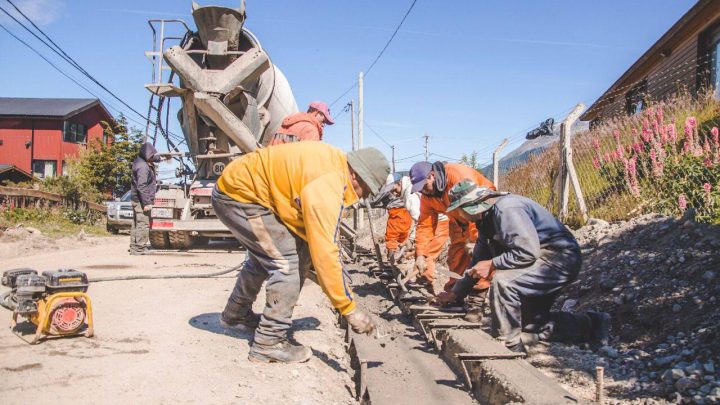 LA MUNICIPALIDAD DE USHUAIA REALIZA TRABAJOS DE HORMIGONADO DE CORDONES EN EL BARRIO ECOLÓGICO