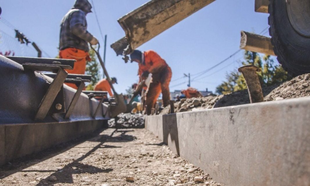 En Ushuaia, la Municipalidad realiza trabajos de hormigonado de cordones del barrio Ecológico