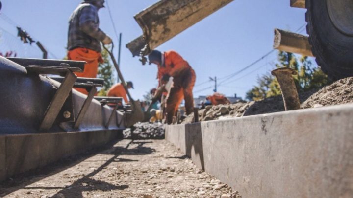 En Ushuaia, la Municipalidad realiza trabajos de hormigonado de cordones del barrio Ecológico