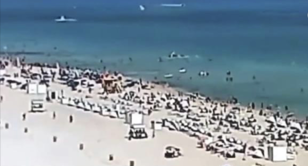 Se estrelló un helicóptero frente a una playa de Miami Beach: al menos dos personas heridas Se estrelló un helicóptero frente a una playa de Miami Beach: al menos dos personas heridas