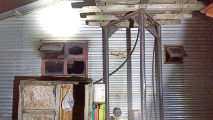 Salió dejando ropa tendida sobre un calorama. Se le incendió la casa.