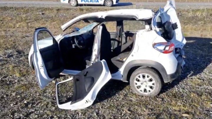 Conductor tuvo que ser rescatado de su vehículo tras violento vuelco en el sector de Cabo Domingo