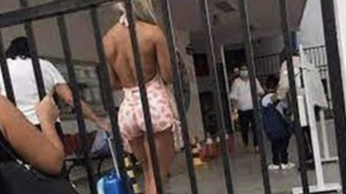 «Muy inapropiado»: cuestionan a modelo fisicoculturista que fue en malla a buscar a su hijo al colegio «Muy inapropiado»: cuestionan a modelo fisicoculturista que fue en malla a buscar a su hijo al colegio