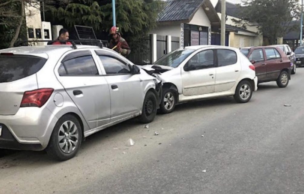 Chocó dos vehiculos estacionados, abandonó el rodado y huyo