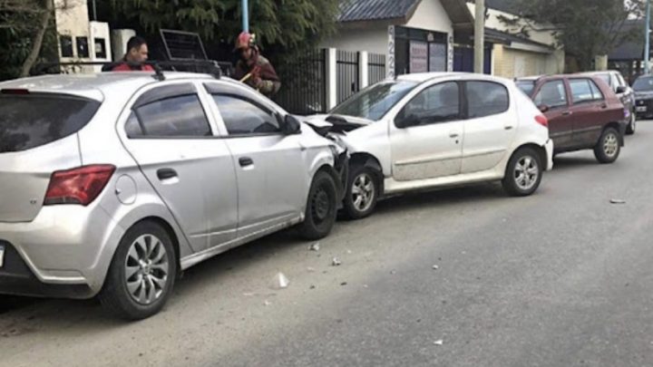 Chocó dos vehiculos estacionados, abandonó el rodado y huyo