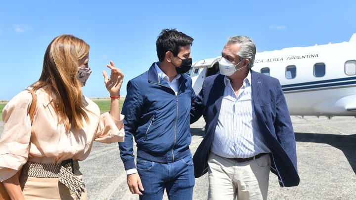 El Presidente llegó a Mar de Ajó donde recorre una playa deportiva y más tarde se reunirá con empresarios del sector turístico