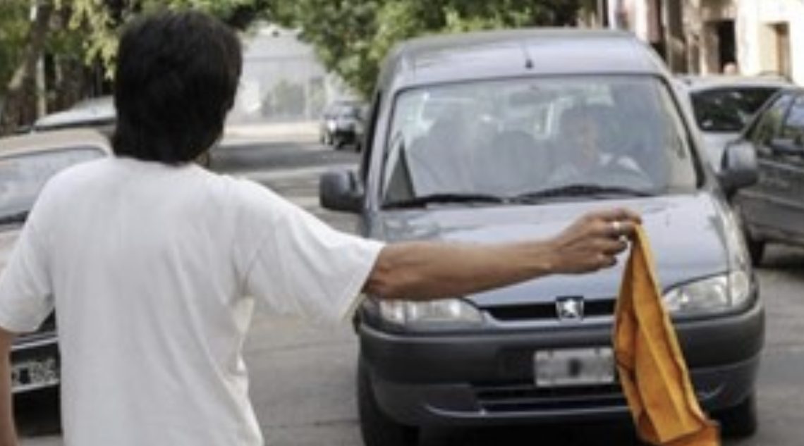 No tenía plata para darle al «trapito» y le «secuestraron» los limpiaparabrisas