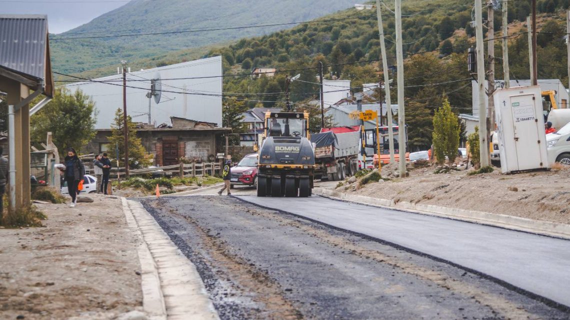 LA MUNICIPALIDAD DE USHUAIA AVANZA EN LA PAVIMENTACIÓN DEL BARRIO ECOLÓGICO LA MUNICIPALIDAD DE USHUAIA AVANZA EN LA PAVIMENTACIÓN DEL BARRIO ECOLÓGICO