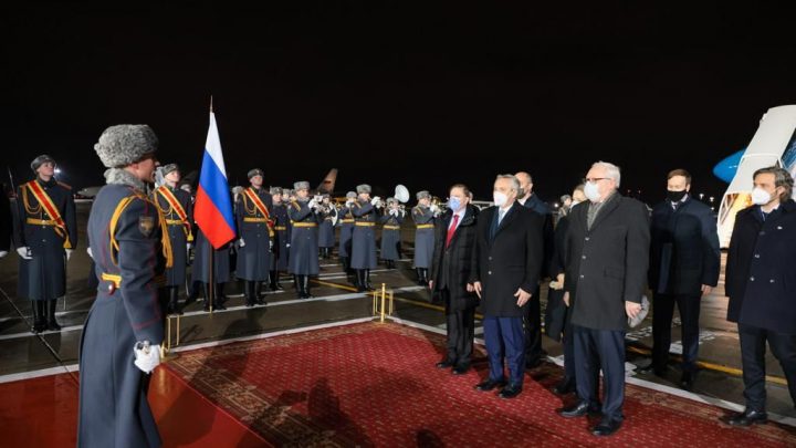 El Presidente arribó a Rusia, donde mañana se reunirá con su par Vladímir Putin