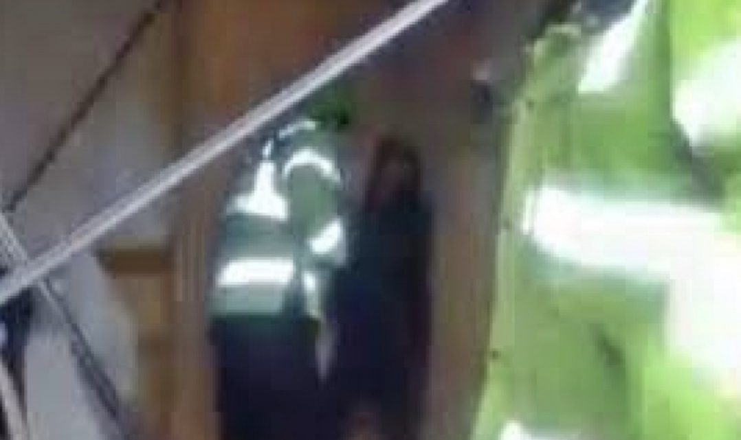 Fueron en patota a rescatar un amigo detenido por la policía en Ushuaia Fueron en patota a rescatar un amigo detenido por la policía en Ushuaia
