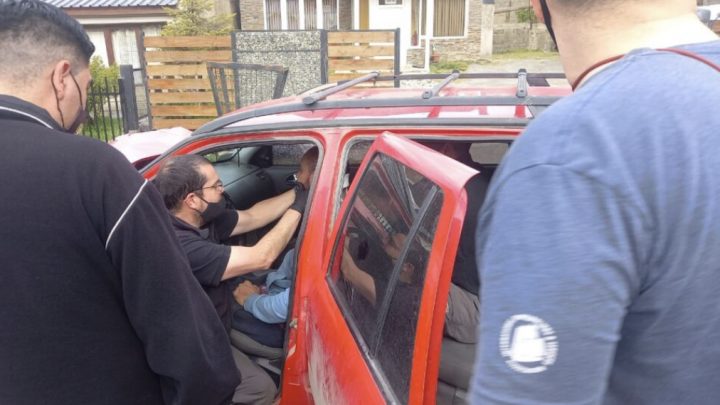 Automóvil impactó contra una combi estacionada