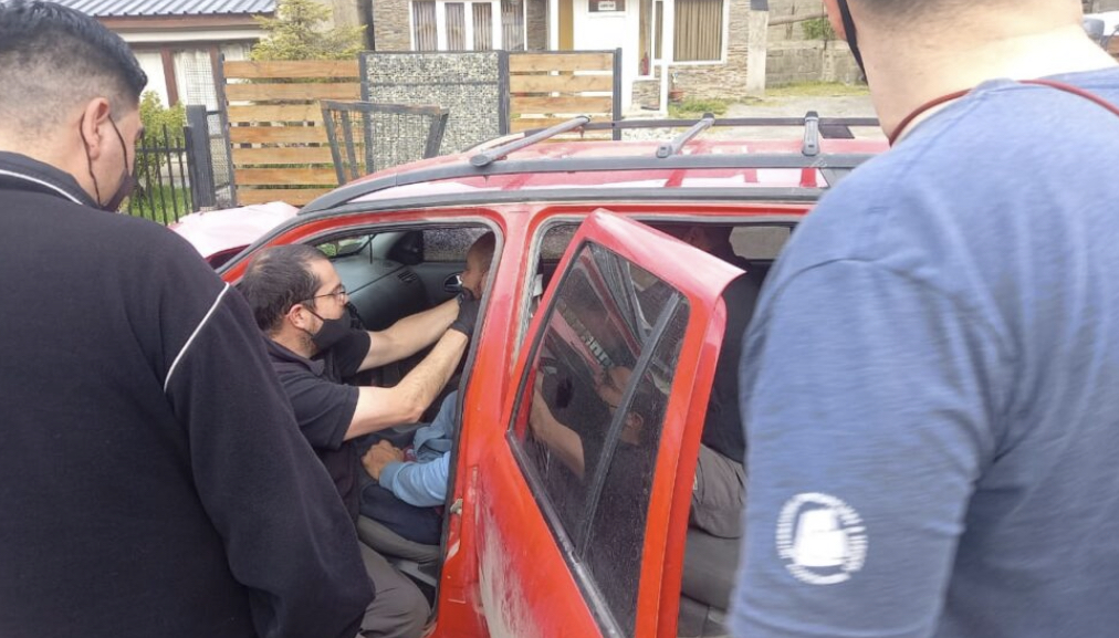 Automóvil impactó contra una combi estacionada Automóvil impactó contra una combi estacionada