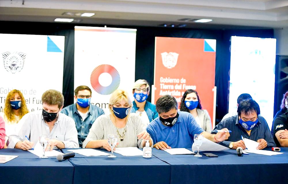 El gobernador Melella firmó el acuerdo salarial con el sector de la sanidad