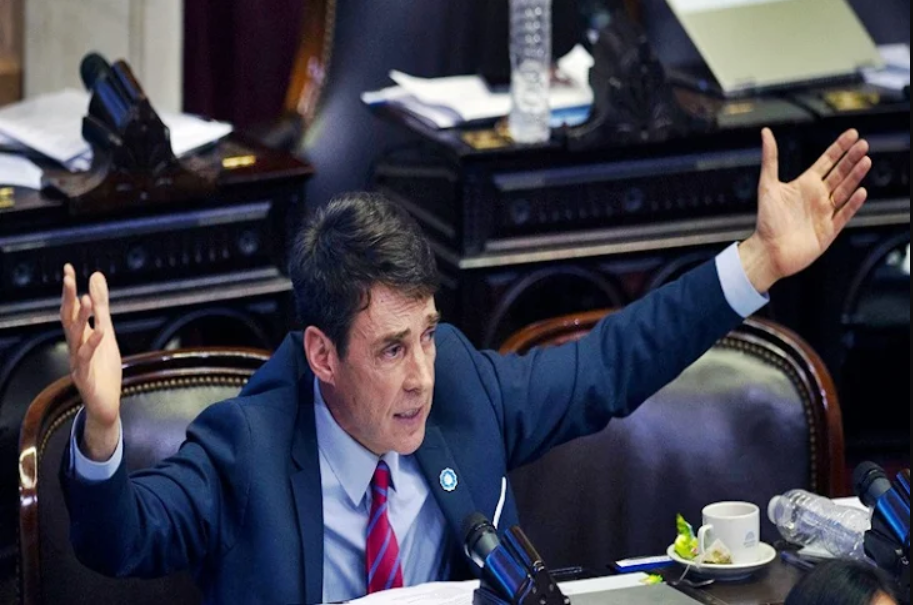 Acuerdo con el FMI, Stefani se fue para no votar, Bertone, Caparros y Frigerio positivo, Yutrovic en contra