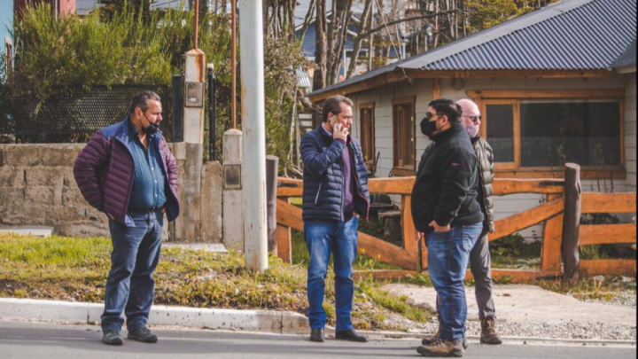 LA MUNICIPIO DE USHUAIA COLOCÓ REDUCTORES DE VELOCIDAD EN LA CALLE TUCUMÁN