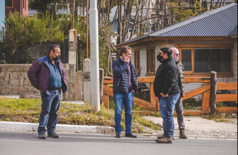 LA MUNICIPIO DE USHUAIA COLOCÓ REDUCTORES DE VELOCIDAD EN LA CALLE TUCUMÁN
