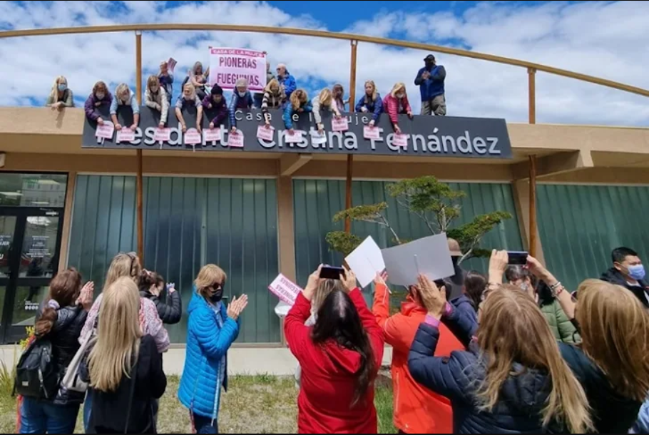 Casa de la Mujer, presentan nota al Concejo Deliberante pidiendo retiren carteles y nombres de salones