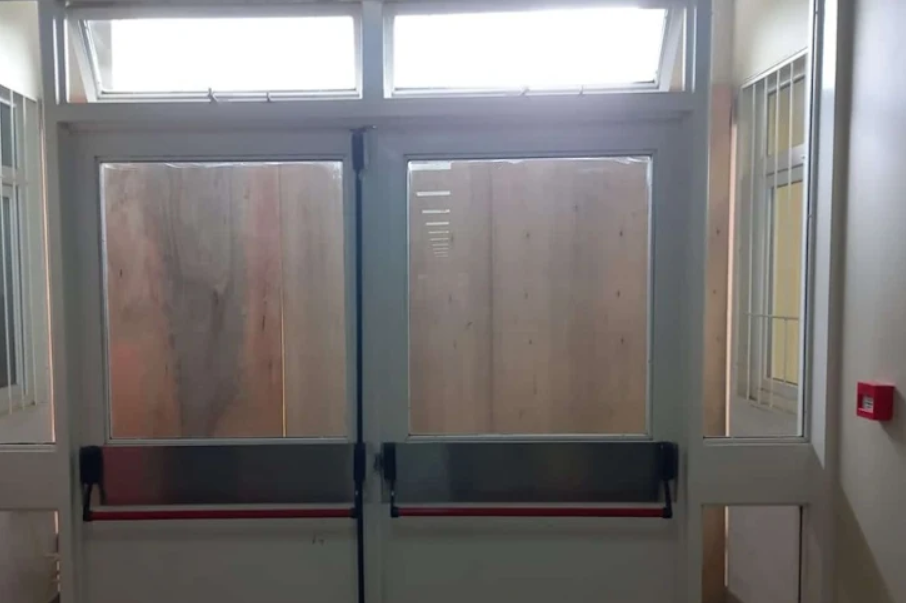 Denuncian que tapiaron con madera salidas de Emergencia en colegio de Ushuaia