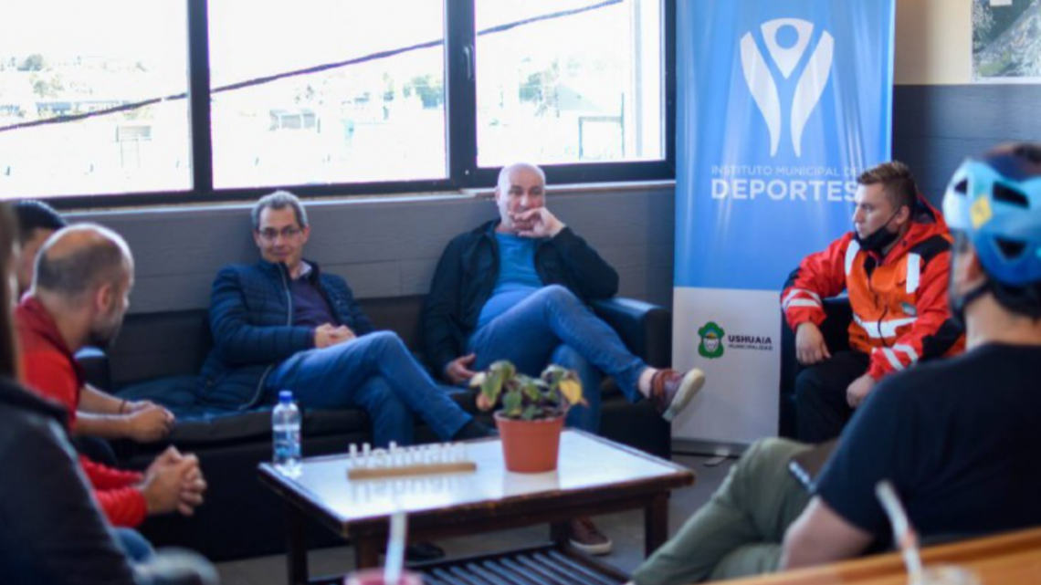 FUNCIONARIOS MUNICIPALES SE REUNIERON CON CICLISTAS PARA TRABAJAR EN ACCIONES DE SEGURIDAD VIAL