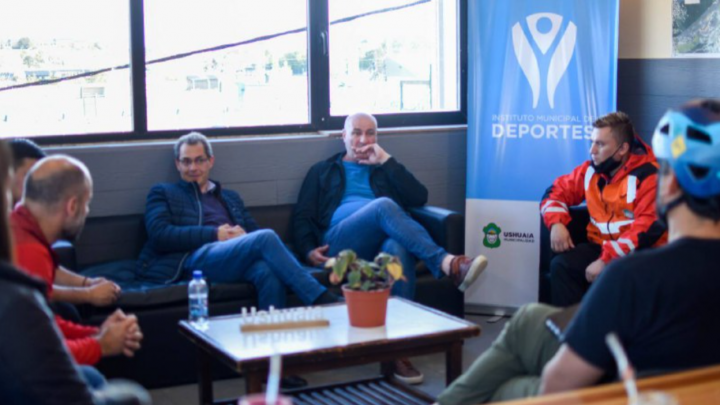 FUNCIONARIOS MUNICIPALES SE REUNIERON CON CICLISTAS PARA TRABAJAR EN ACCIONES DE SEGURIDAD VIAL