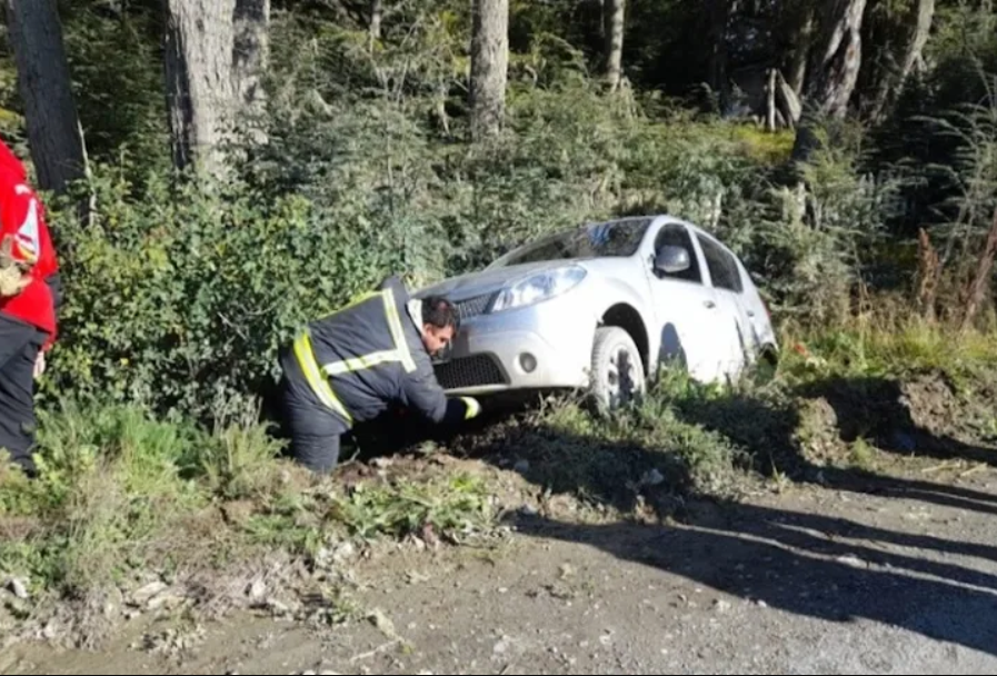 Intento estacionar en una pendiente y cayeron a la banquina, dos lesionados