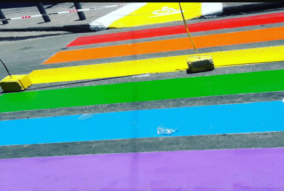 Pintaran senda peatonal LGBT+ en Ushuaia, en Roca y Prefectura Naval