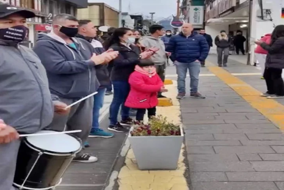 Concejal organizo manifestación frente al Municipio, pero termino presentando su nuevo partido