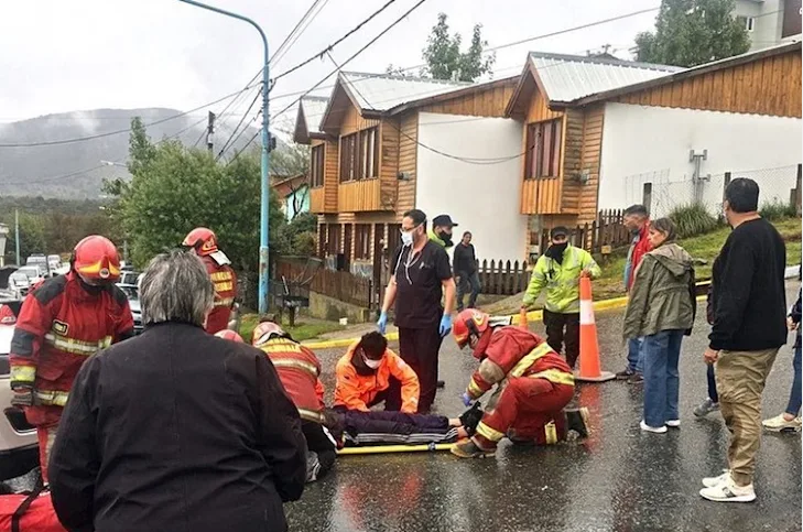 Choque en Kuanip y San Luis con un motociclista lesionado