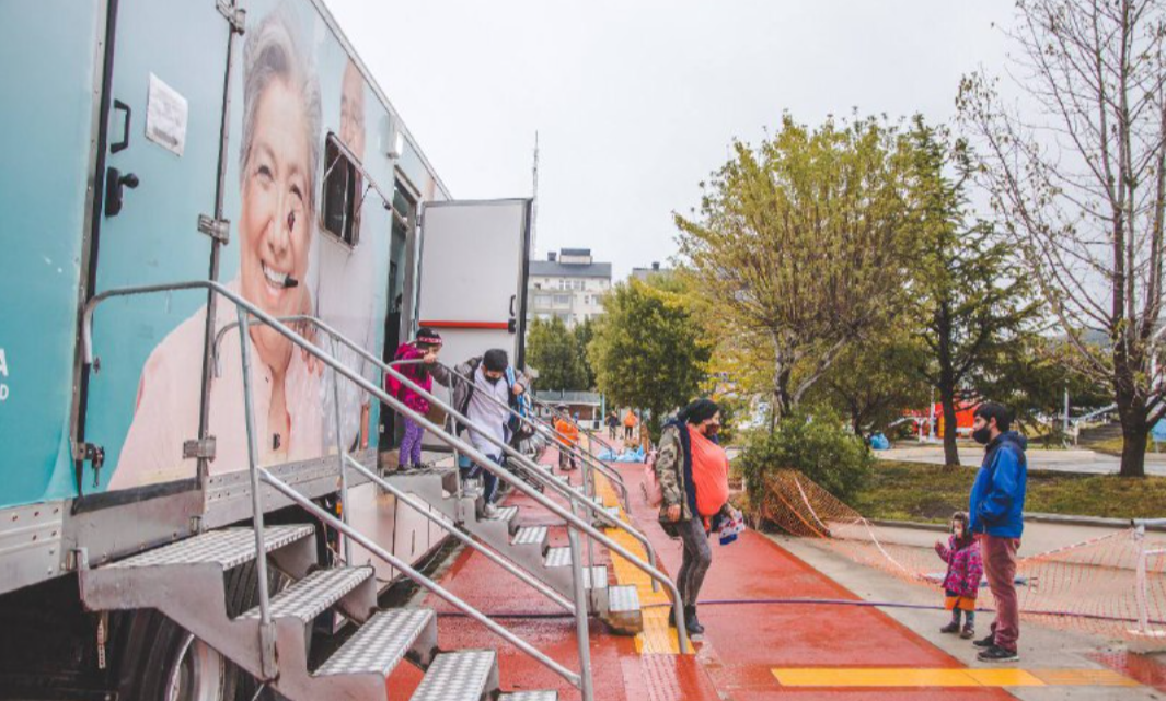 LA UNIDAD SANITARIA MÓVIL DE LA MUNICIPALIDAD DE USHUAIA ATIENDE EN LA PLAZA DE LOS BOMBEROS VOLUNTARIOS LA UNIDAD SANITARIA MÓVIL DE LA MUNICIPALIDAD DE USHUAIA ATIENDE EN LA PLAZA DE LOS BOMBEROS VOLUNTARIOS