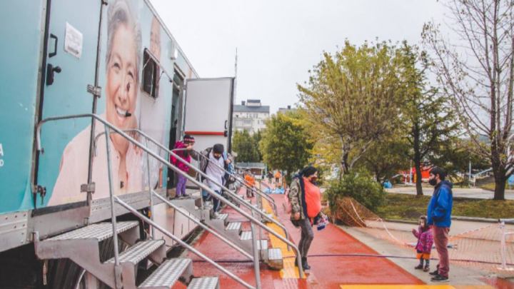 LA UNIDAD SANITARIA MÓVIL DE LA MUNICIPALIDAD DE USHUAIA ATIENDE EN LA PLAZA DE LOS BOMBEROS VOLUNTARIOS