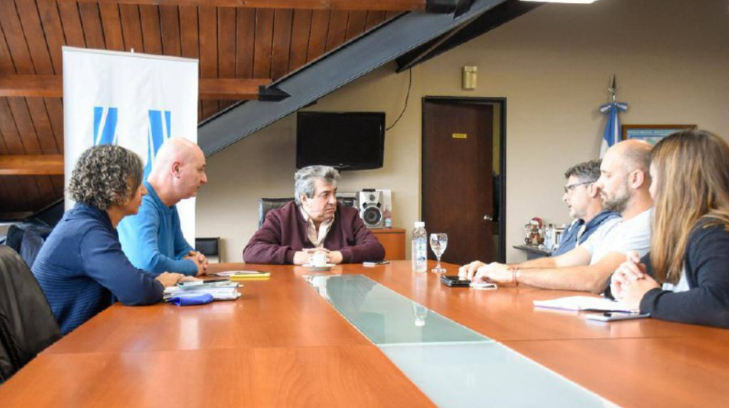 LA MUNICIPALIDAD JUNTO A LA FEDERACIÓN DE HOCKEY PISTA DE TIERRA DEL FUEGO COORDINAN ACCIONES PARA EL NACIONAL DE CLUBES