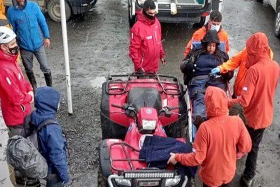 Rescatan a un turista fracturado en la senda de Laguna Esmeralda Rescatan a un turista fracturado en la senda de Laguna Esmeralda