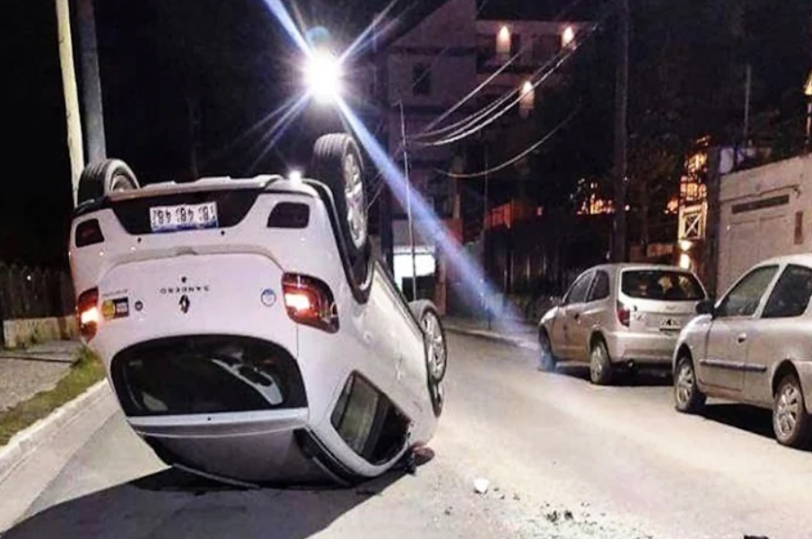 Borracho choco dos vehículos estacionados y volcó en Ushuaia