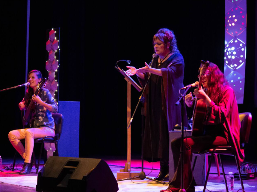 LA MUNICIPALIDAD DE USHUAIA PRESENTÓ EL CONVERSATORIO Y SHOW DE LA ARTISTA SUSY SCHOCK EN LA NINI MARSHALL