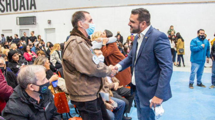 EL PUEBLO DE USHUAIA ACOMPAÑÓ LA JURA DEL PRIMER SECRETARIO DE MALVINAS DE LA CIUDAD