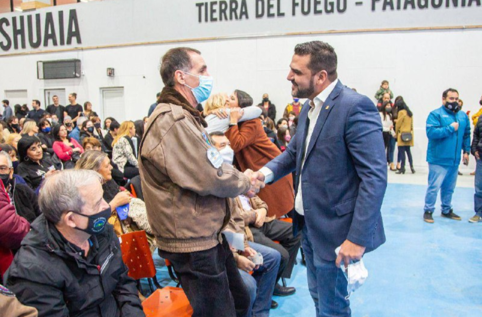 EL PUEBLO DE USHUAIA ACOMPAÑÓ LA JURA DEL PRIMER SECRETARIO DE MALVINAS DE LA CIUDAD
