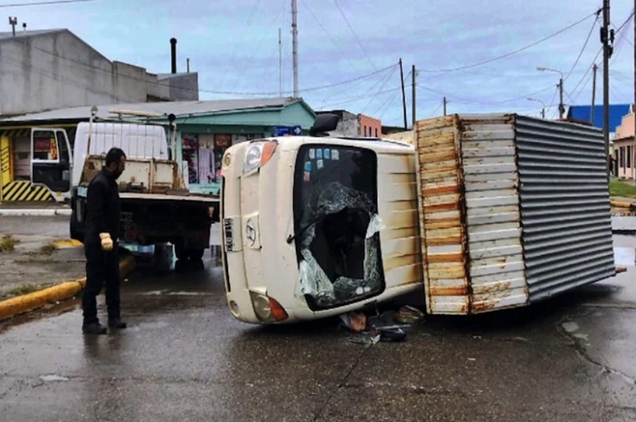 Choque, vuelco y camión incautado