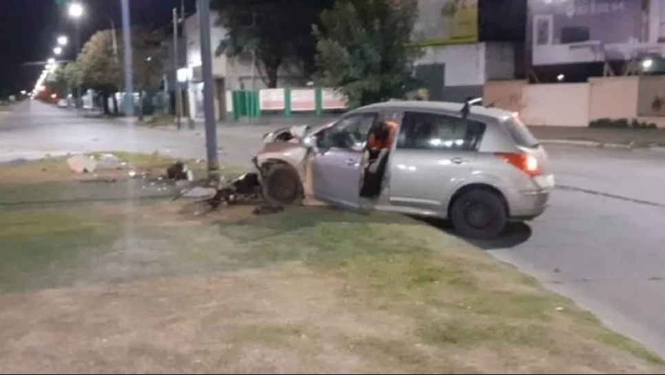 Un argentino rompió el récord mundial de alcoholemia: manejó borracho y se la dio con un poste de luz