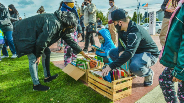 SE REALIZÓ UNA NUEVA LIBERACIÓN MASIVA DE LIBROS EN USHUAIA