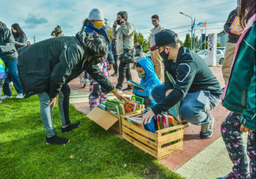 SE REALIZÓ UNA NUEVA LIBERACIÓN MASIVA DE LIBROS EN USHUAIA SE REALIZÓ UNA NUEVA LIBERACIÓN MASIVA DE LIBROS EN USHUAIA