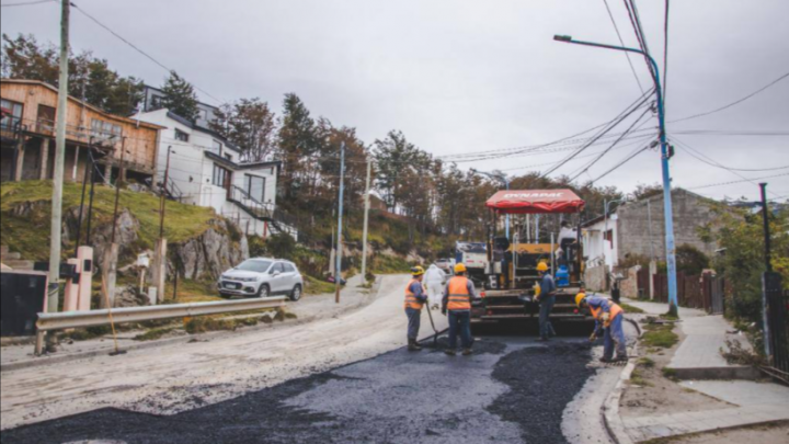 SE COLOCARON 300 TONELADAS DE ASFALTO EN CALIENTE EN CALLE EVA PERÓN