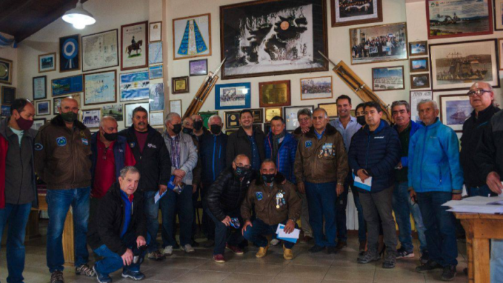 LA MUNICIPIO DE USHUAIA ENTREGÓ TARJETAS +UA VETERANOS DE MALVINAS