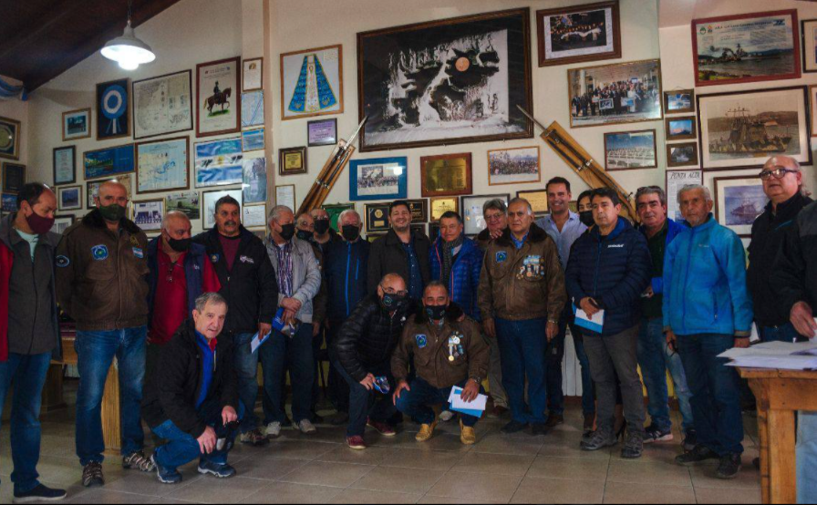 LA MUNICIPIO DE USHUAIA ENTREGÓ TARJETAS +UA VETERANOS DE MALVINAS